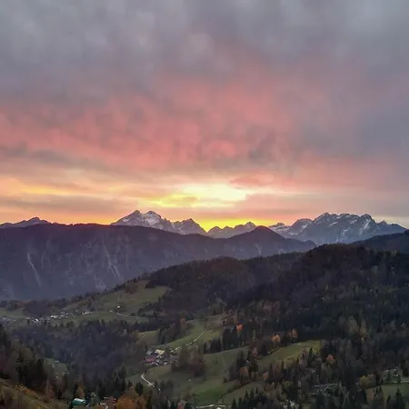 Dwarfs Overlooking Julian Alps Near Bled 度假居 耶塞尼采
